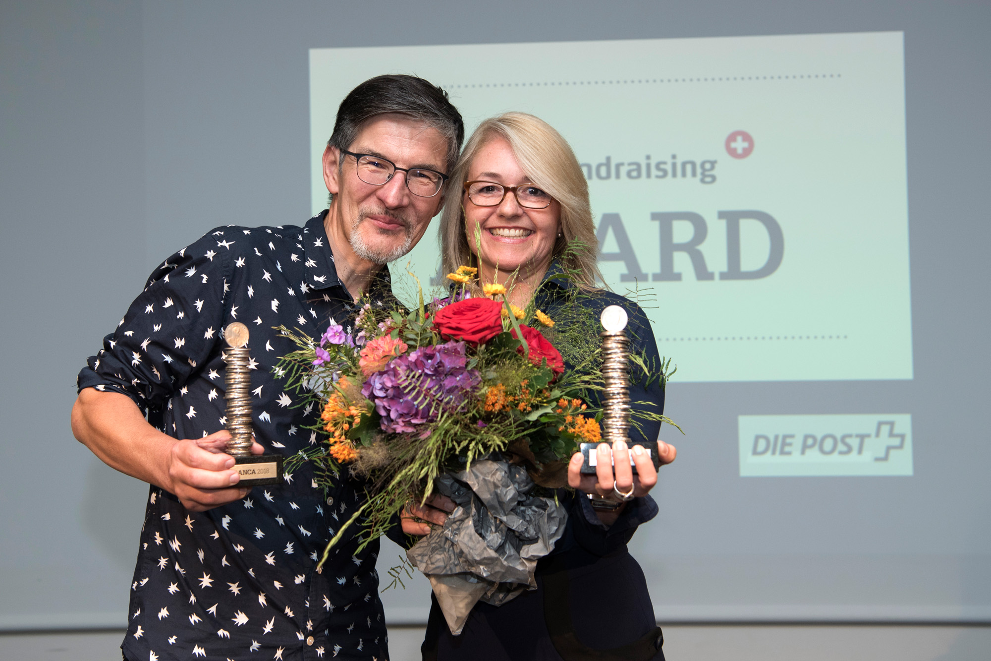 Rechts im Bild: Regula Muralt, Leiterin Kommunikation & Fundraising, nahm den Swissfundraising Award für die MS-Gesellschaft entgegen.